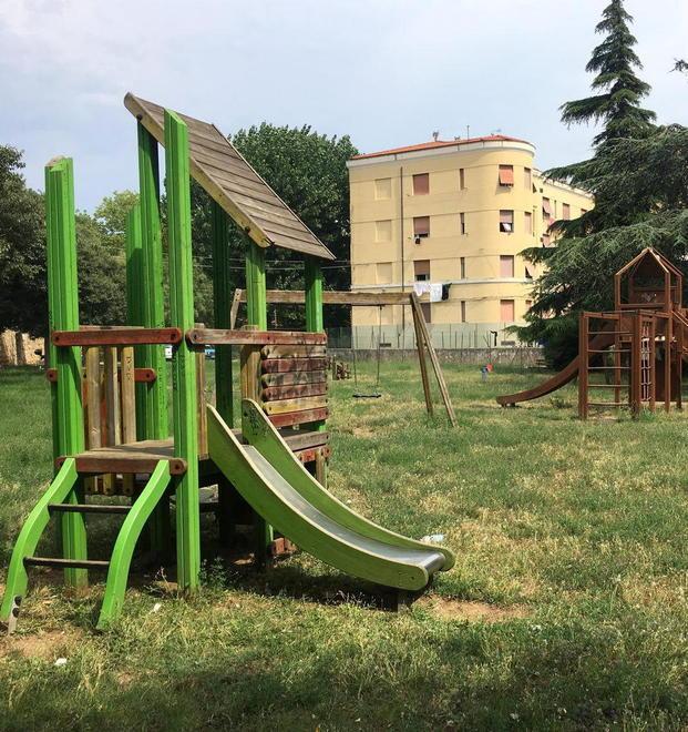 Spacciava al parco davanti ai bambini: denunciato 32enne 