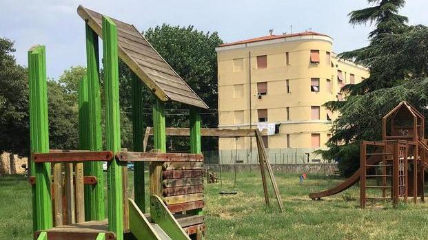 Spacciava al parco davanti ai bambini: denunciato 32enne