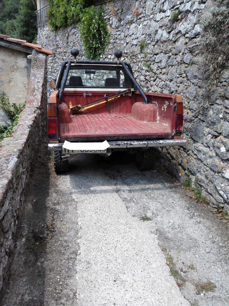 Ruba un fuoristrada ma si incastra nel borgo