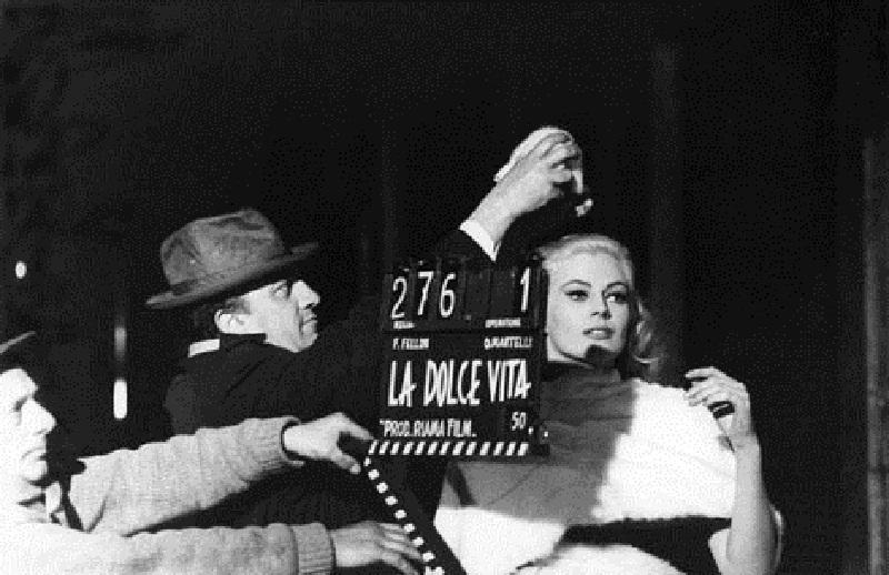 Fellini dirige la Ekberg in "La dolce vita", film capolavoro del 1960