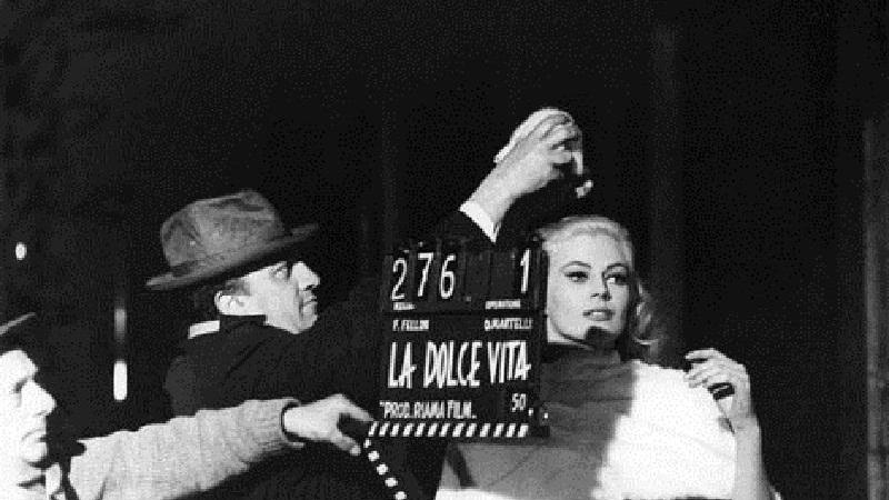 Fellini dirige la Ekberg in "La dolce vita", film capolavoro del 1960