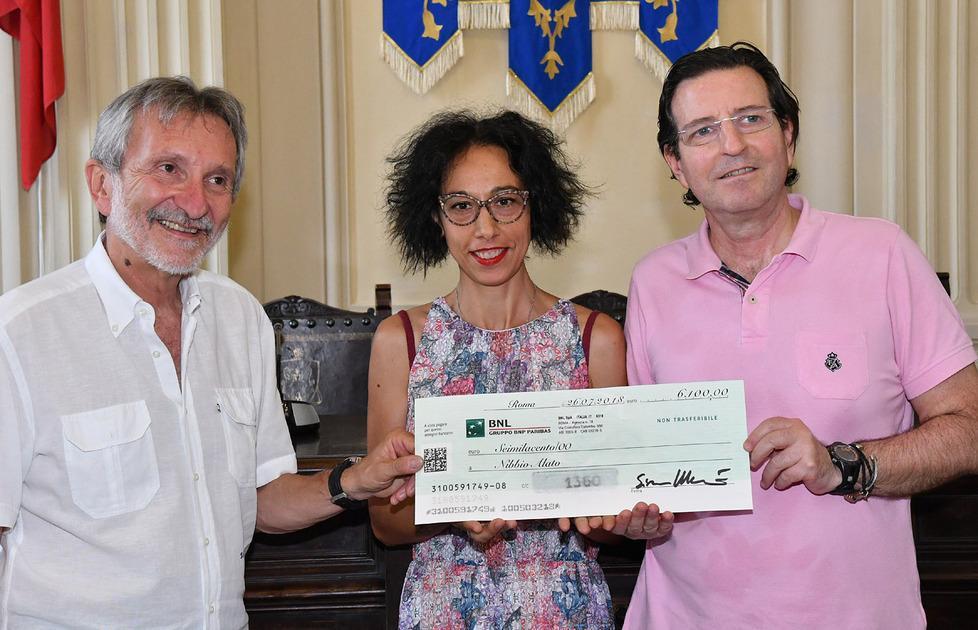 Bellandi e Maceroni consegnano a Catastini l’assegno a favore dell’associazione che cura i cavalli