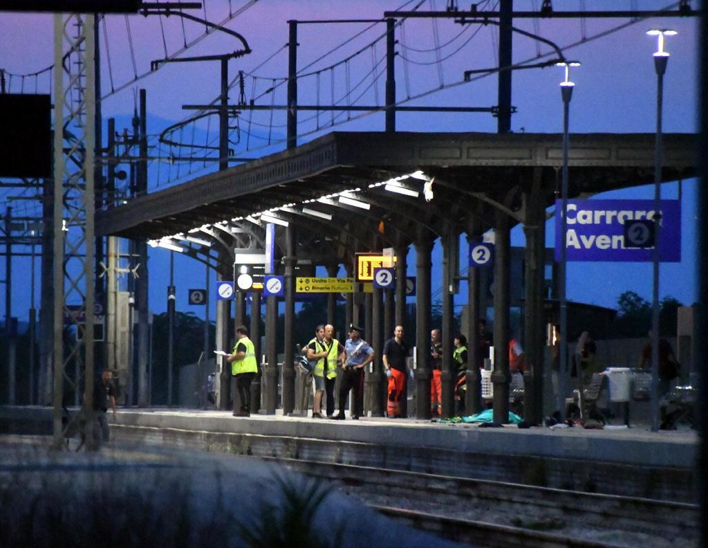 Cerca di attraversare i binari alla stazione, 55enne muore travolto da un treno 