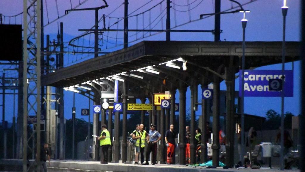 Cerca di attraversare i binari alla stazione, 55enne muore travolto da un treno