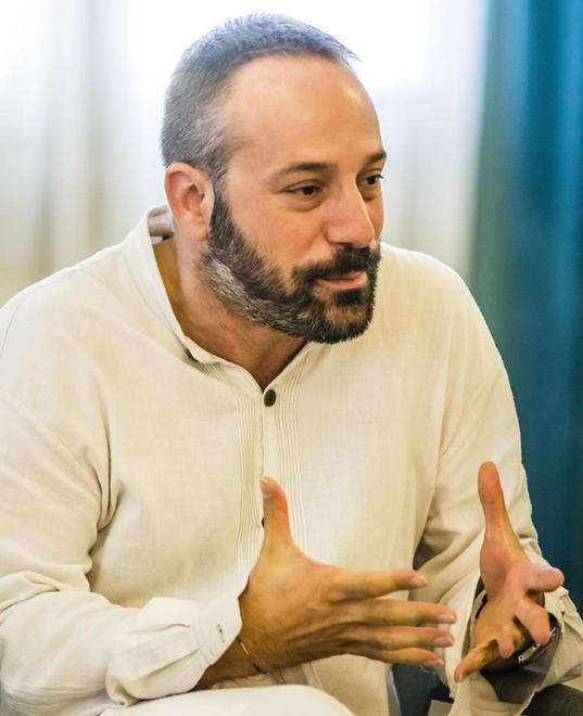 Svastiche sul portone di scuola lo sdegno di Alessio Pizzech 