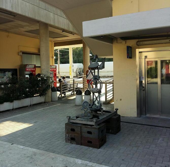 È tornata al suo posto alla stazione la statua dei Ferrovieri nella Resistenza 