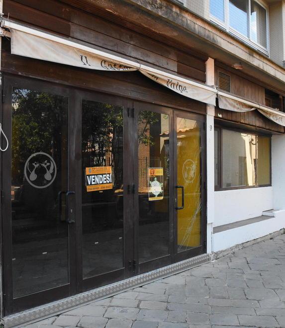 La Provincia ripulisce le vetrate del locale