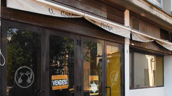 La Provincia ripulisce le vetrate del locale