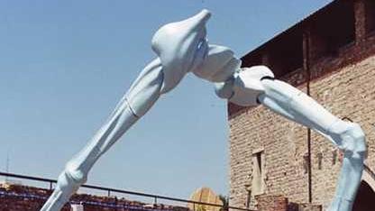 Vandali o incuria, crolla la scultura di Aspinall