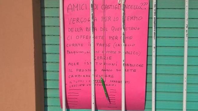 Un cartello di protesta all’ufficio turistico «Scempio al Quercetano»