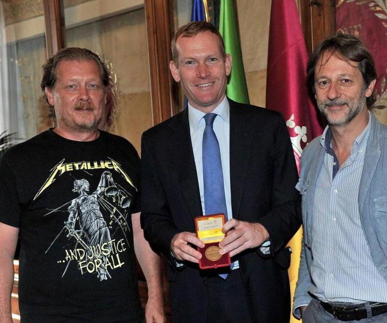 Lemmetti in t-shirt al Campidoglio: polemica sui social 