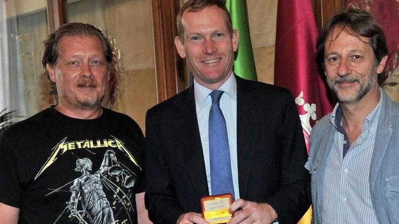 Lemmetti in t-shirt al Campidoglio: polemica sui social