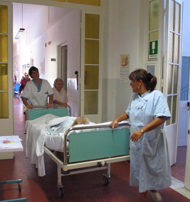 All'ospedale manca chi trasporta i malati dai reparti alla Tac: esami rinviati 