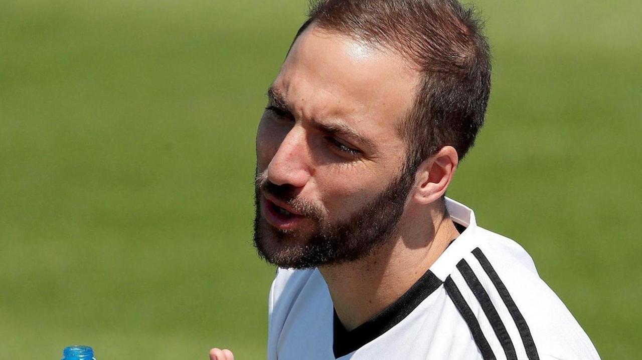 Higuain piace a tutti ma Milan e Chelsea prendono tempo