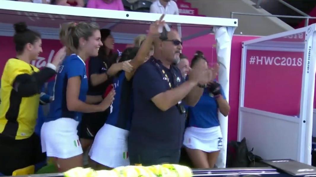 Roberto Carta esulta con le sue ragazze dopo l'1-0 alla Korea del sud