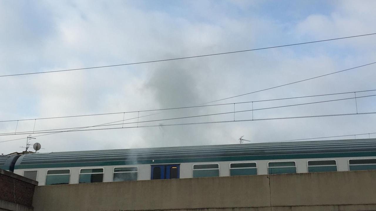 Il fumo mentre esce dalla carrozza del treno regionale fermo a Porta al Serraglio