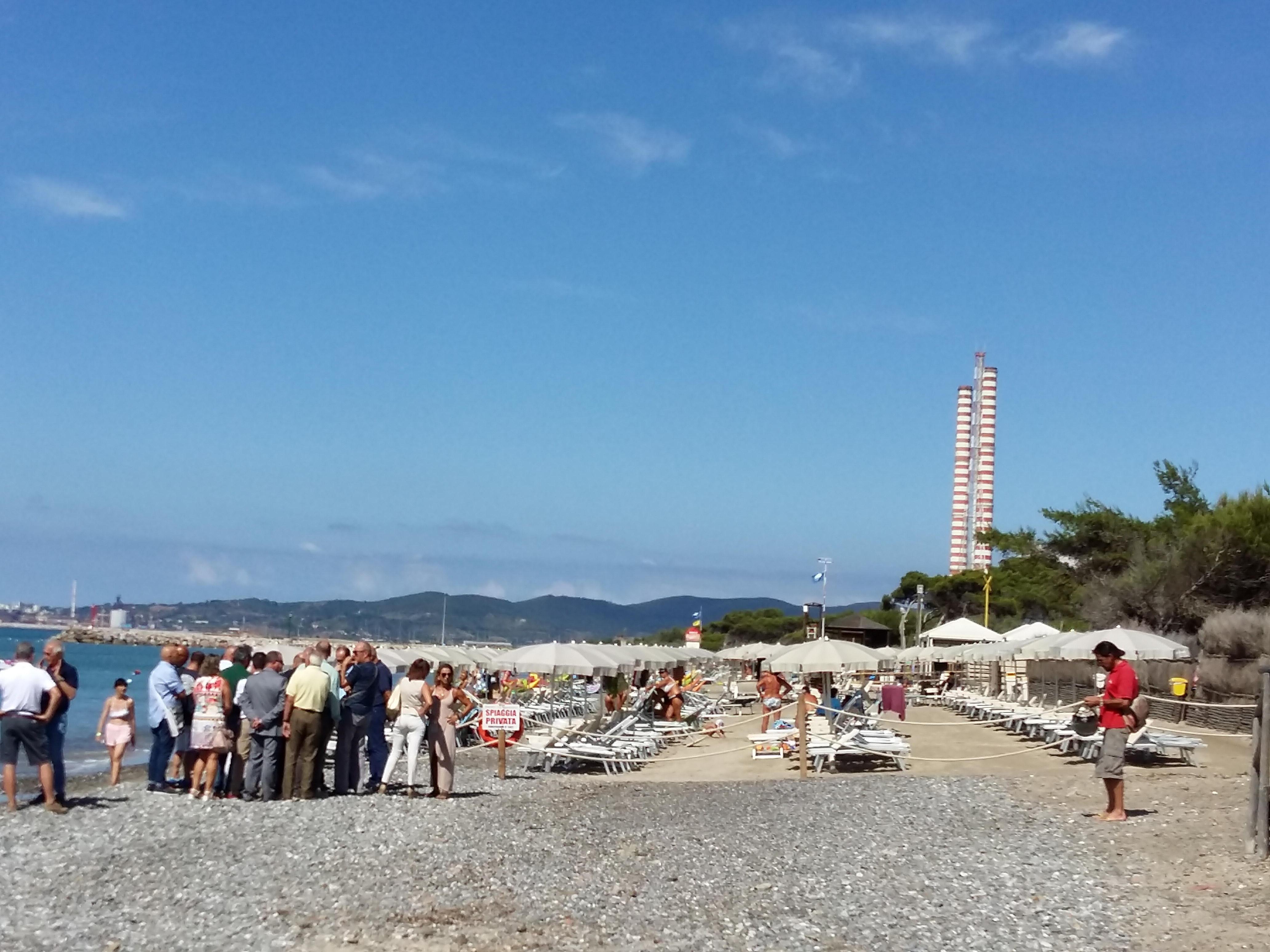 Parte della spiaggia in Costa Est coperta di ghiaia dopo la mareggiata