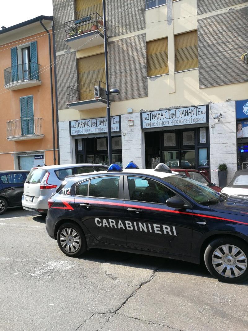 Spaccata al “Diamante blu” Rubati gioielli per 12mila euro 