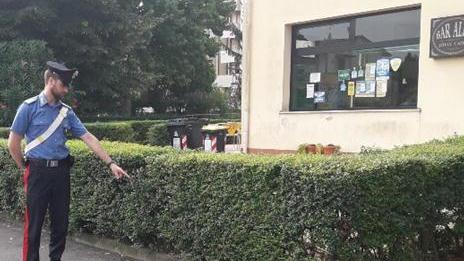 Spacciava cocaina fuori e dentro un bar: è stato arrestato
