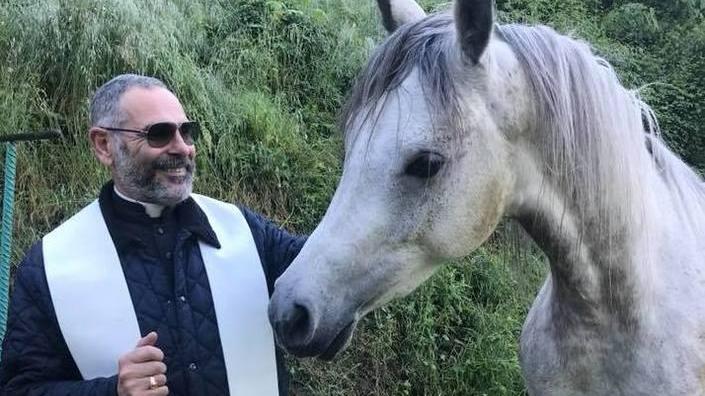 Prete pedofilo, figli delle coppie gay e crocifisso: la strigliata di don Nando
