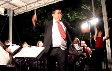 Il sindaco Primo Bosi nella versione direttore d'orchestra