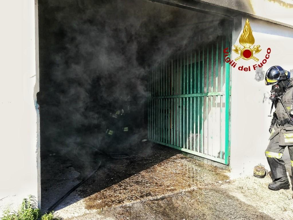 L'incendio sotto il palazzo a Sant'Elia (foto di Mario Rosas)