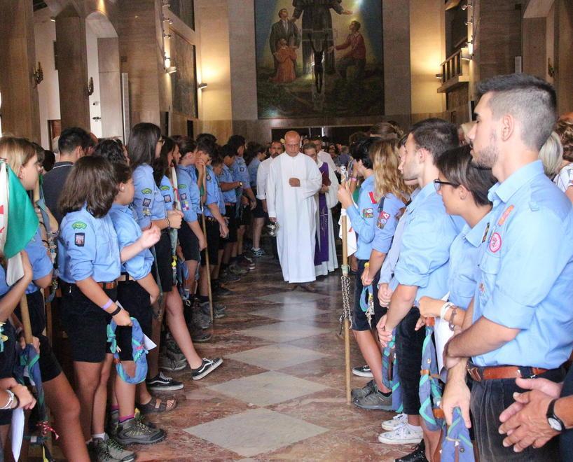 Fazzolettoni colorati al vento per Edoardo: «Ti porteremo nel cuore di tutti noi» 