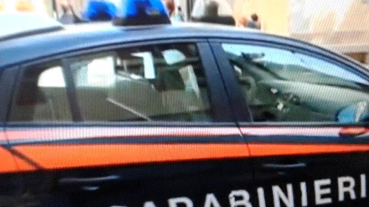 Cerca di schiacciare con l'auto un giovane, un 31enne arrestato ad Arbus 