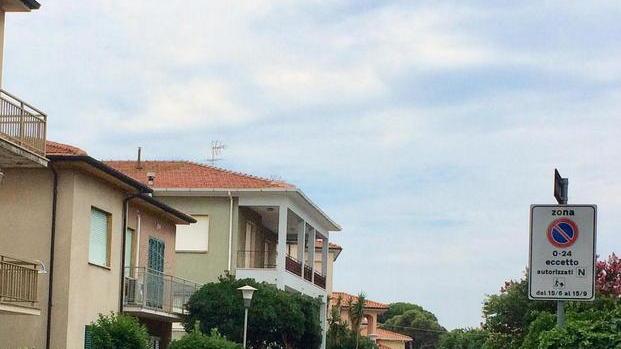 Parcheggi per residenti a Marina di Cecina su 10 auto 3 in divieto