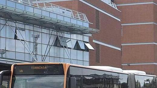Aggredisce e rapina una donna nel posteggio poi scappa col cellulare