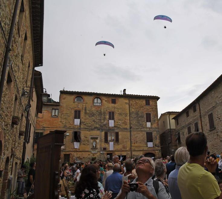 Paese vestito a festa grazie al lavoro dei produttori locali