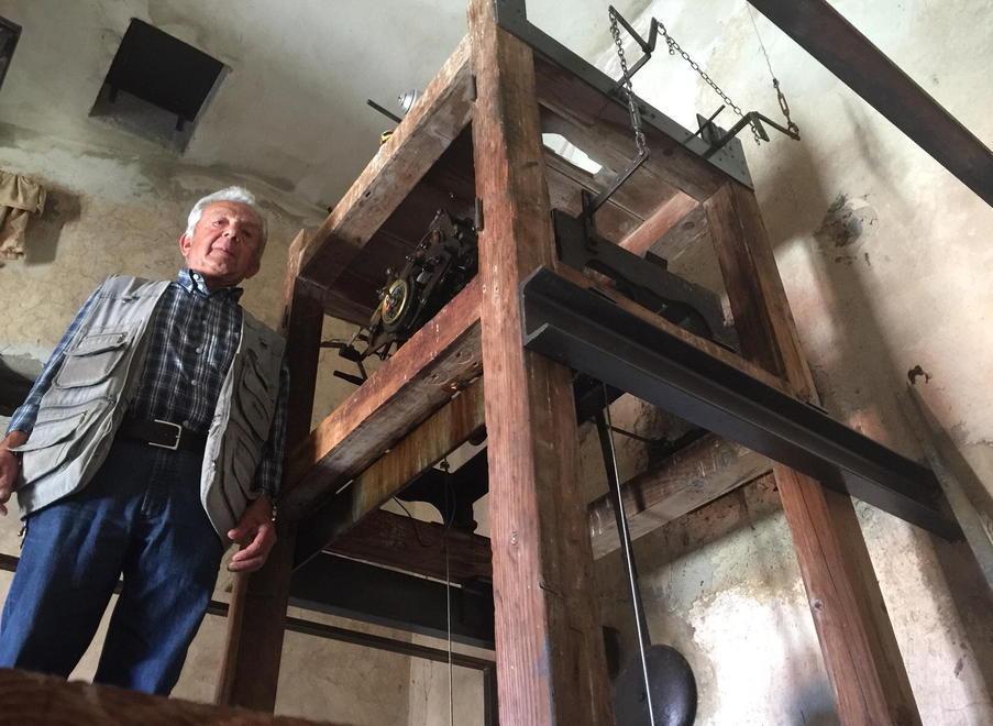 Da venti anni sale sulla Torretta: ogni sera carica a mano l’orologio 