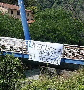Seravezza invasa dagli striscioni «La nostra scuola non si tocca» 