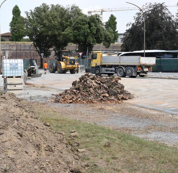 Niente stop al traffico per aprire la nuova rotatoria 
