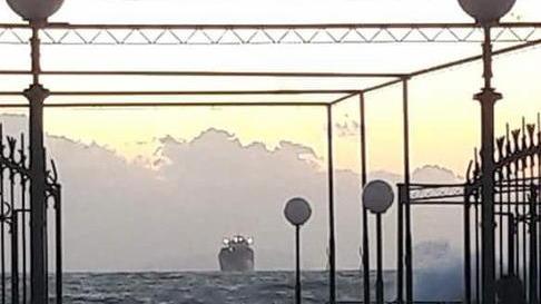 Un tuffo nel sole incastonato