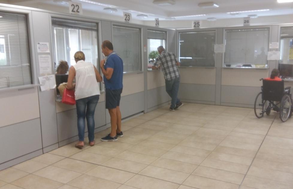 La sala d’attesa è piena ma 4 sportelli chiudono 