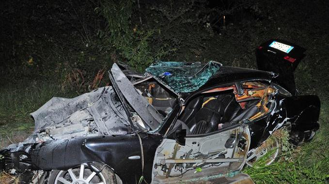 Fuori strada con la Maserati, due morti