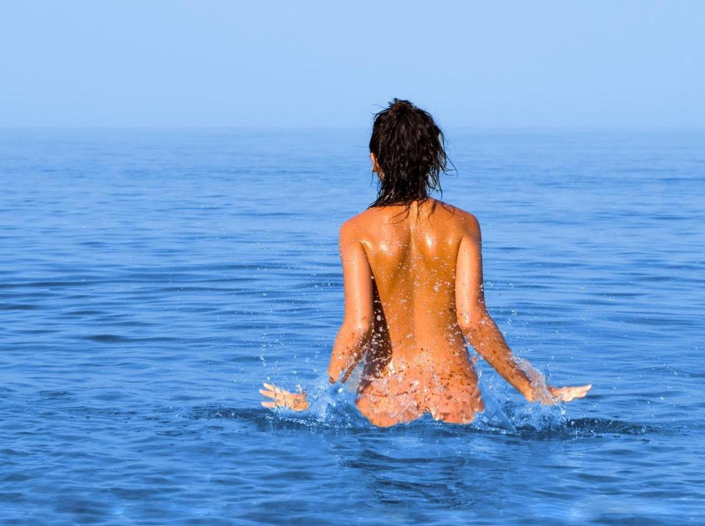 Dal consiglio sì alle spiagge per nudisti 