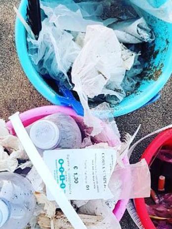 I bambini danno l’esempio in spiaggia 