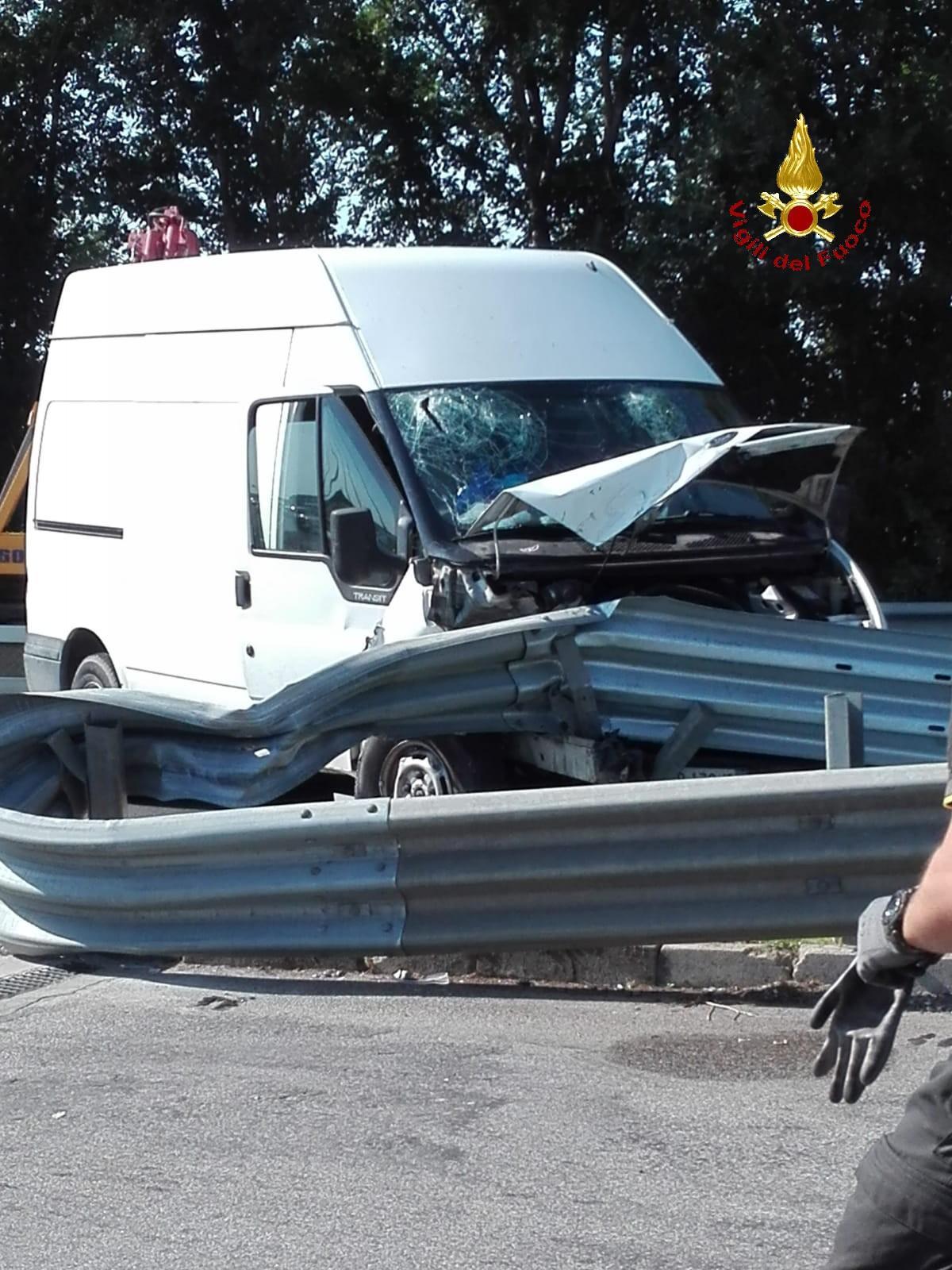 Col furgone contro il guardrail: grave una famiglia