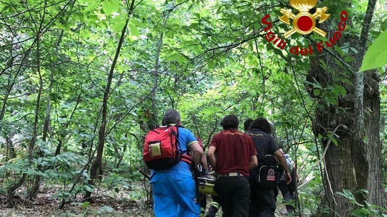 I soccorsi all'escursionista caduto nel bosco