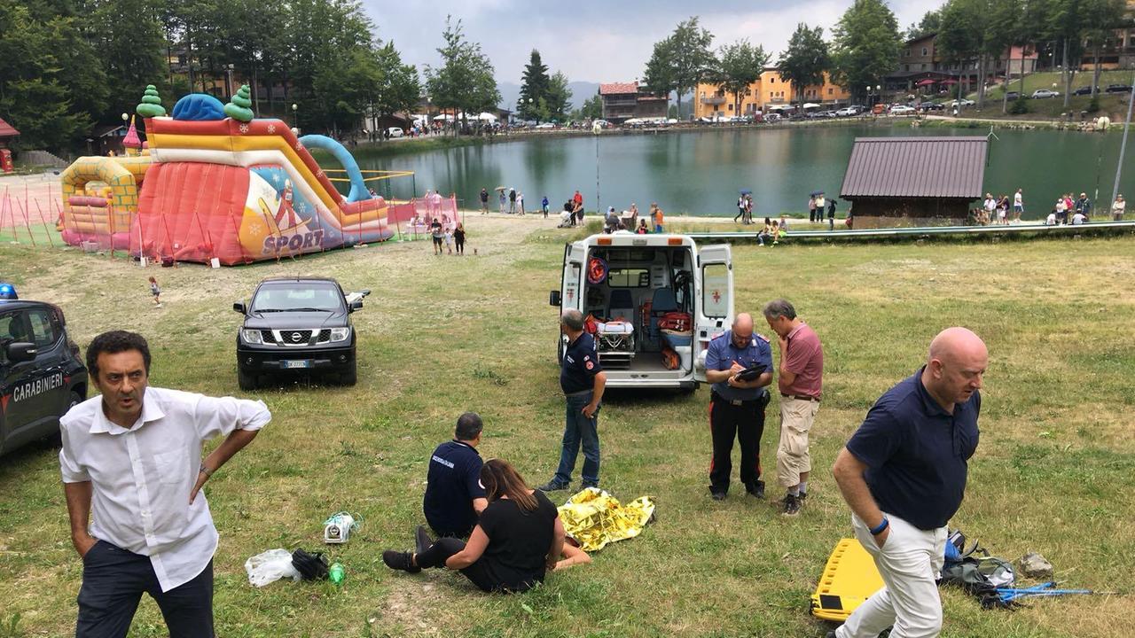 Centrata alla schiena da un sasso, ferita una 55enne