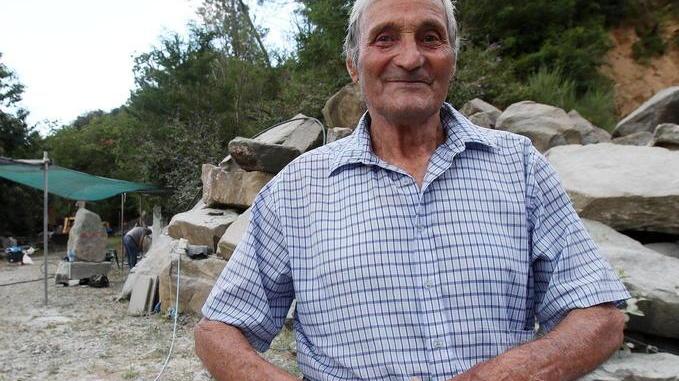 Mani da scalpellino: Germano Nardini nella sua cava di Vellano (Foto Nucci)