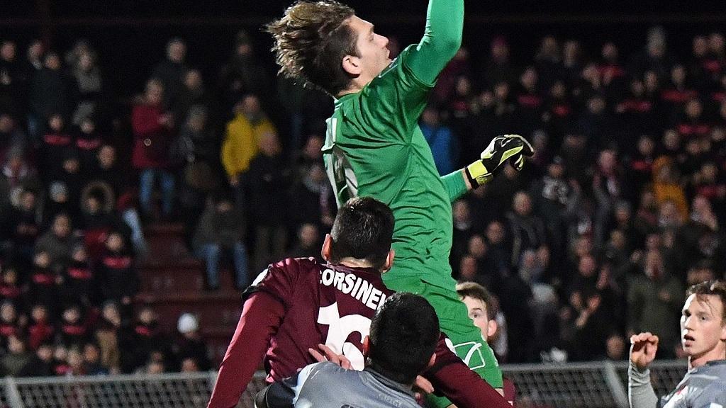 Un'uscita del portiere granata Biggeri (Foto d'archivio)