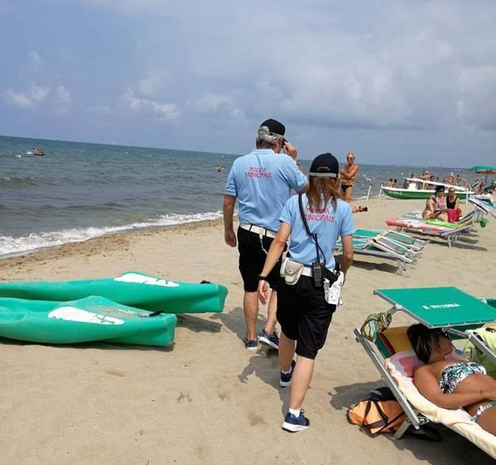 Vigili urbani sulle spiagge a caccia di venditori irregolari 