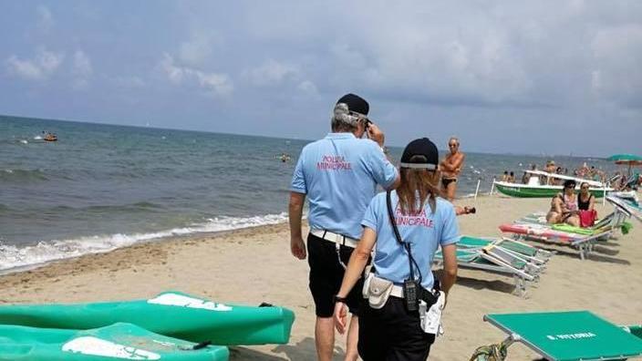 Vigili urbani sulle spiagge a caccia di venditori irregolari