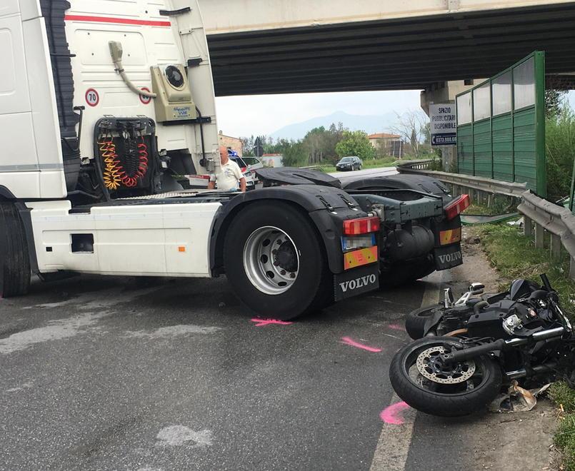 Finisce con lo scooter contro un muro: è grave
