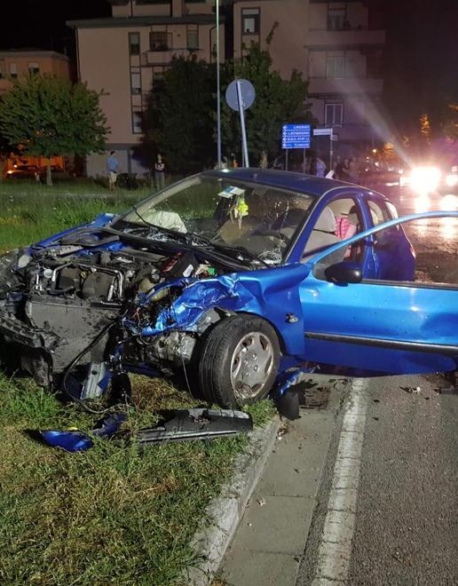 Fugge in Jaguar al controllo dei carabinieri e travolge una Peugeot: grave una giovane 