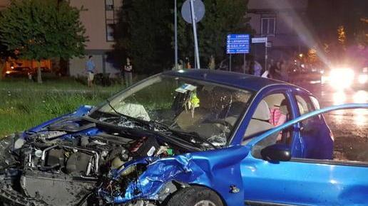Fugge in Jaguar al controllo dei carabinieri e travolge una Peugeot: grave una giovane