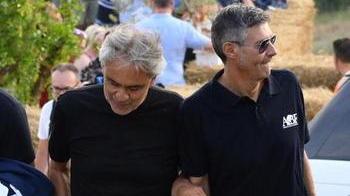 Oltre diecimila a Lajatico per il concerto di Bocelli Il tenore: «Un’emozione cantare nel mio paese»